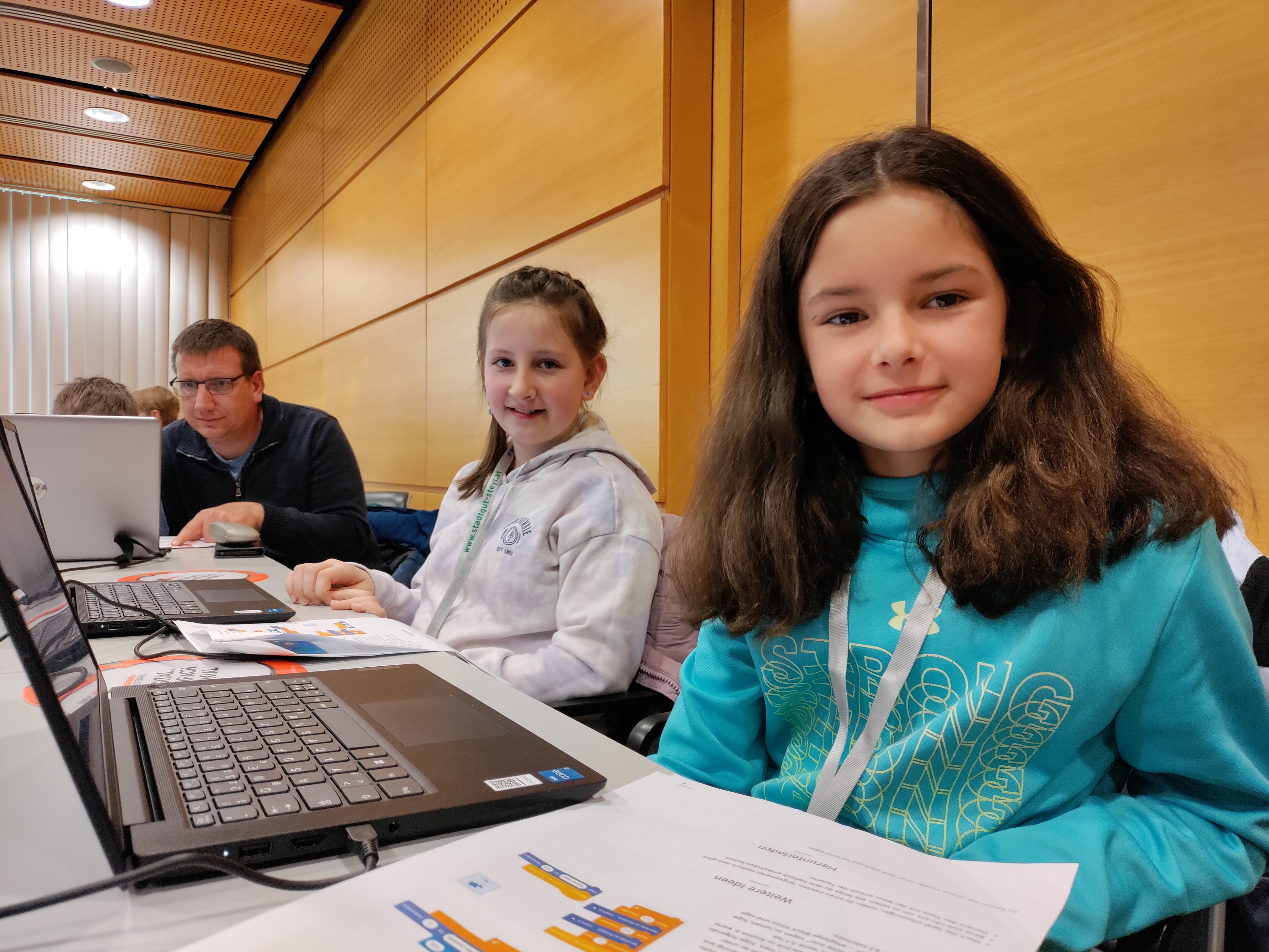 CoderDojo Steyr am 22. September 2023 von 16-18 Uhr im TIC Steyr - zwei Mädchen programmieren mit Scratch im TIC Steyr