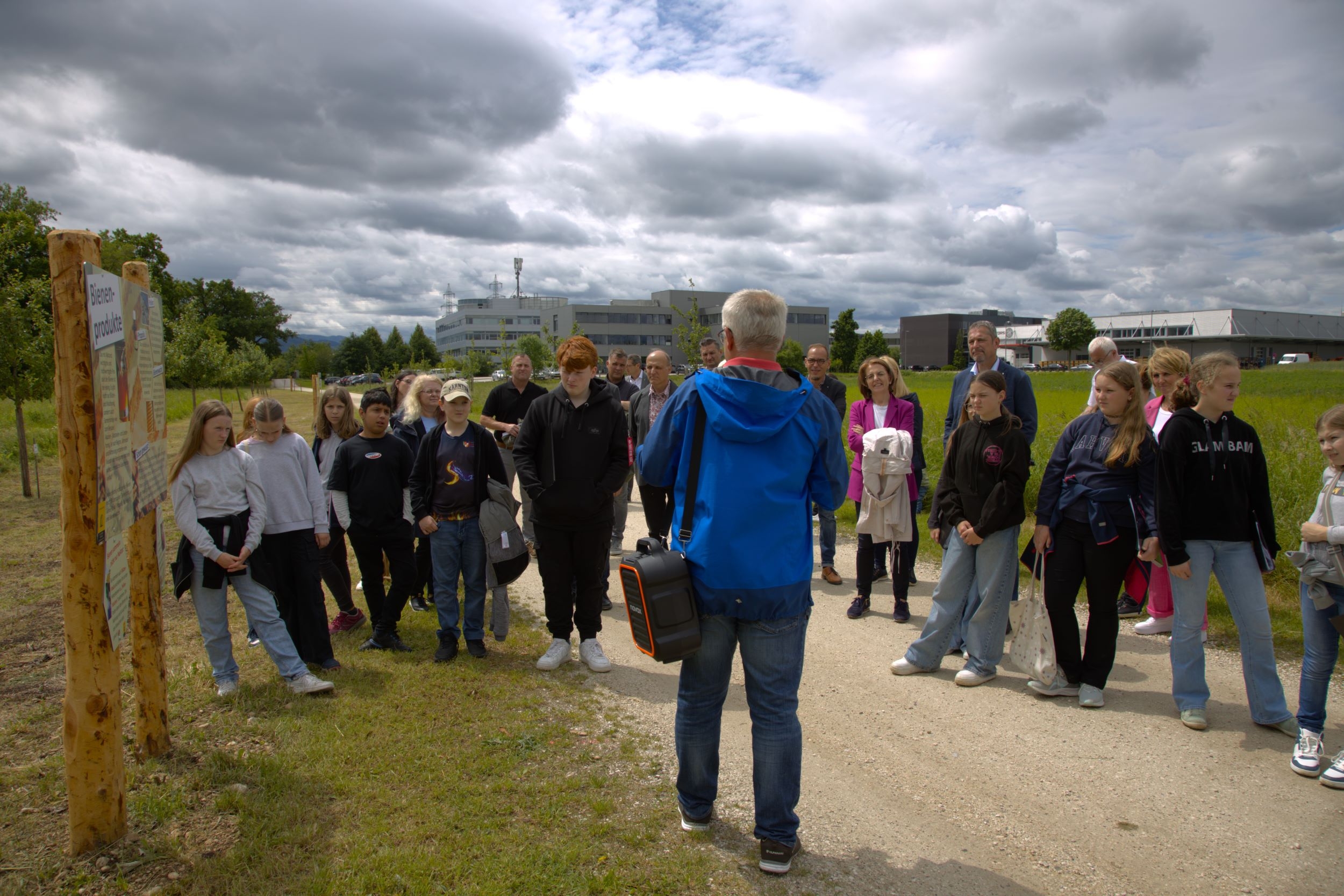 Die Mittelschule Promenade gestaltet die Bienenlehrpfaderöffnung im Stadtgut musikalisch.