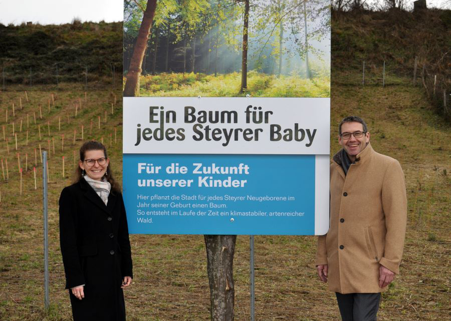 Vizebürgermeisterin Anna-Maria Demmelmayr und Bürgermeister Markus Vogel präsentieren den neuen Wald im Stadtgut mit einem Baum für jedes Steyrer Baby.